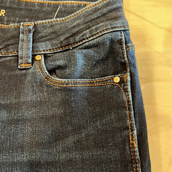 WHBM The Skimmer Jeans with Decorative Buttons at the Legs. - Picture 4 of 8